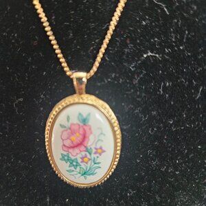FULLER BRUSH COMPANY FLOAR FANTASY PORCELAIN NECK PENDANT